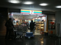 香港空港で24時間営業の飲食店、コンビニ、両替所、深夜バス