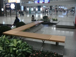 香港国際空港で夜明かし用のベンチを探す